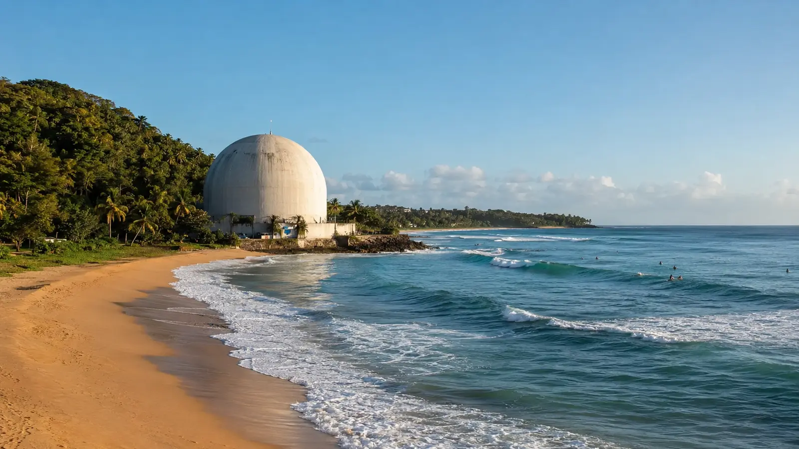 Surfistas observados desde la costa de Rincón