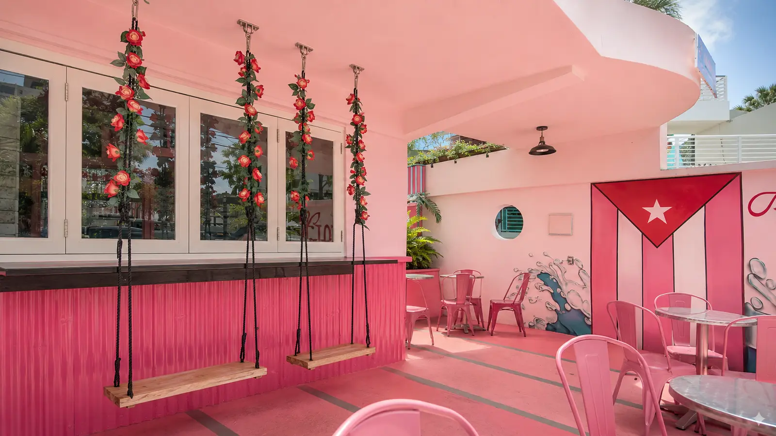 Patio rosado con columpios florales en Rincón