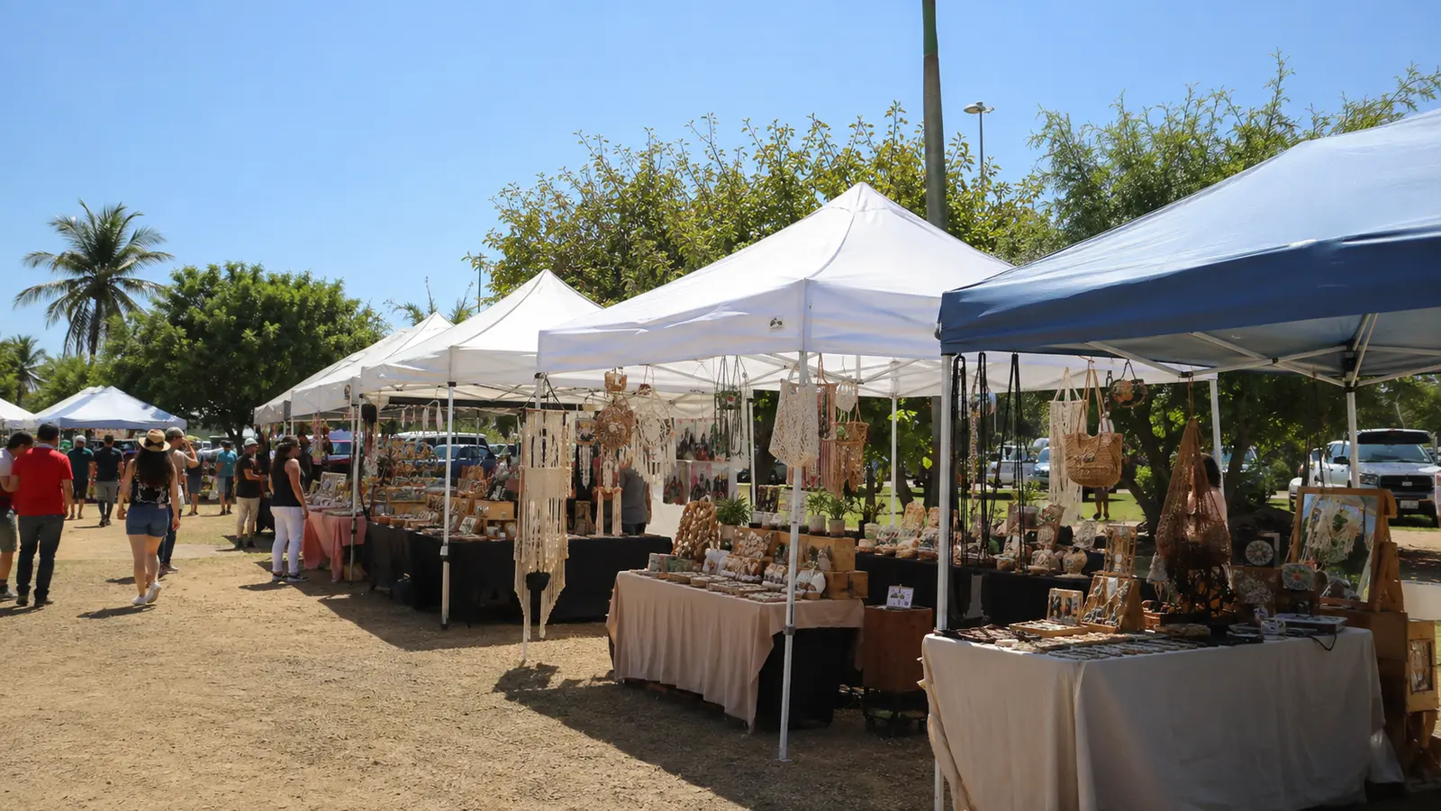 Mercado creativo bajo carpas al aire libre