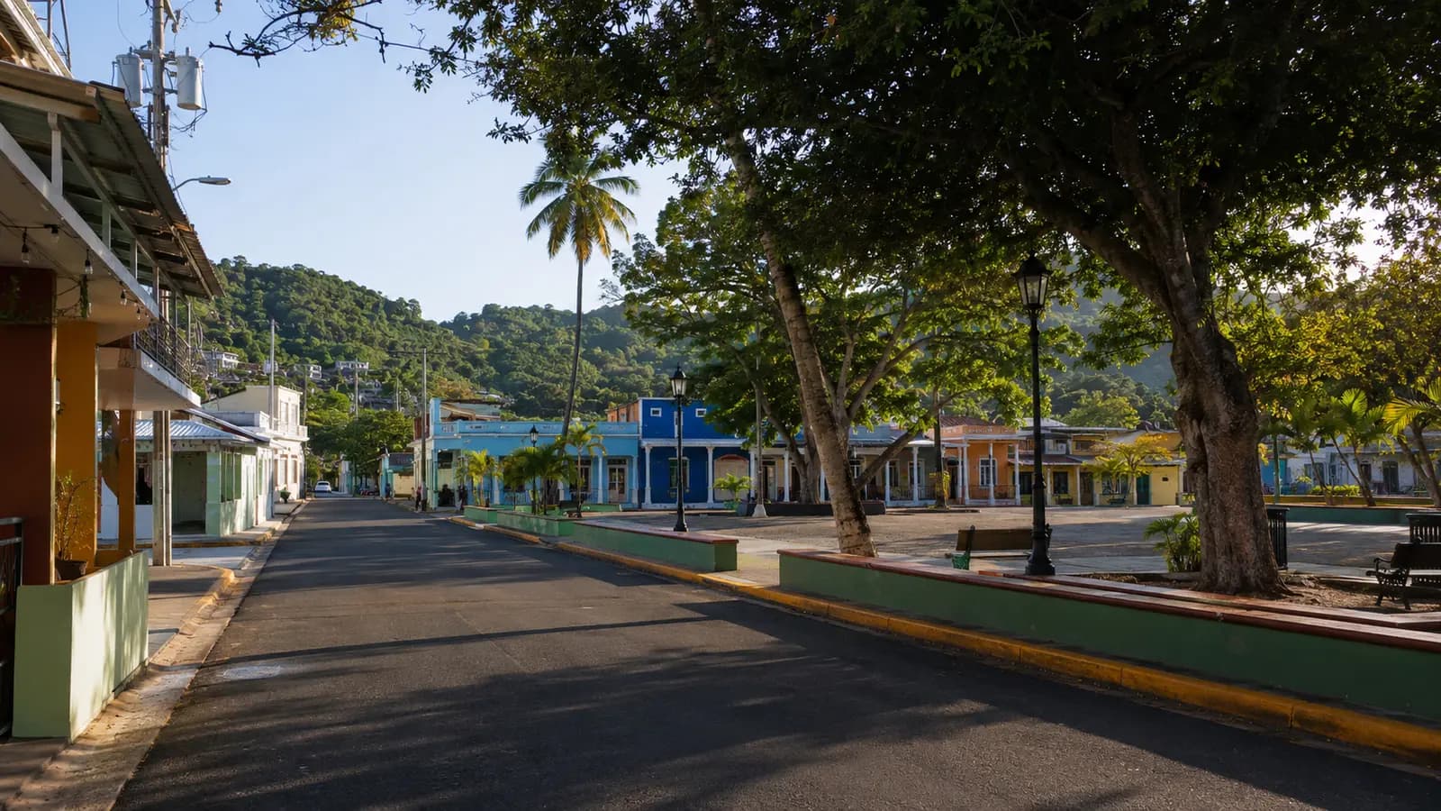Vista panorámica de Rincón entre el pueblo, la costa y sus colinas