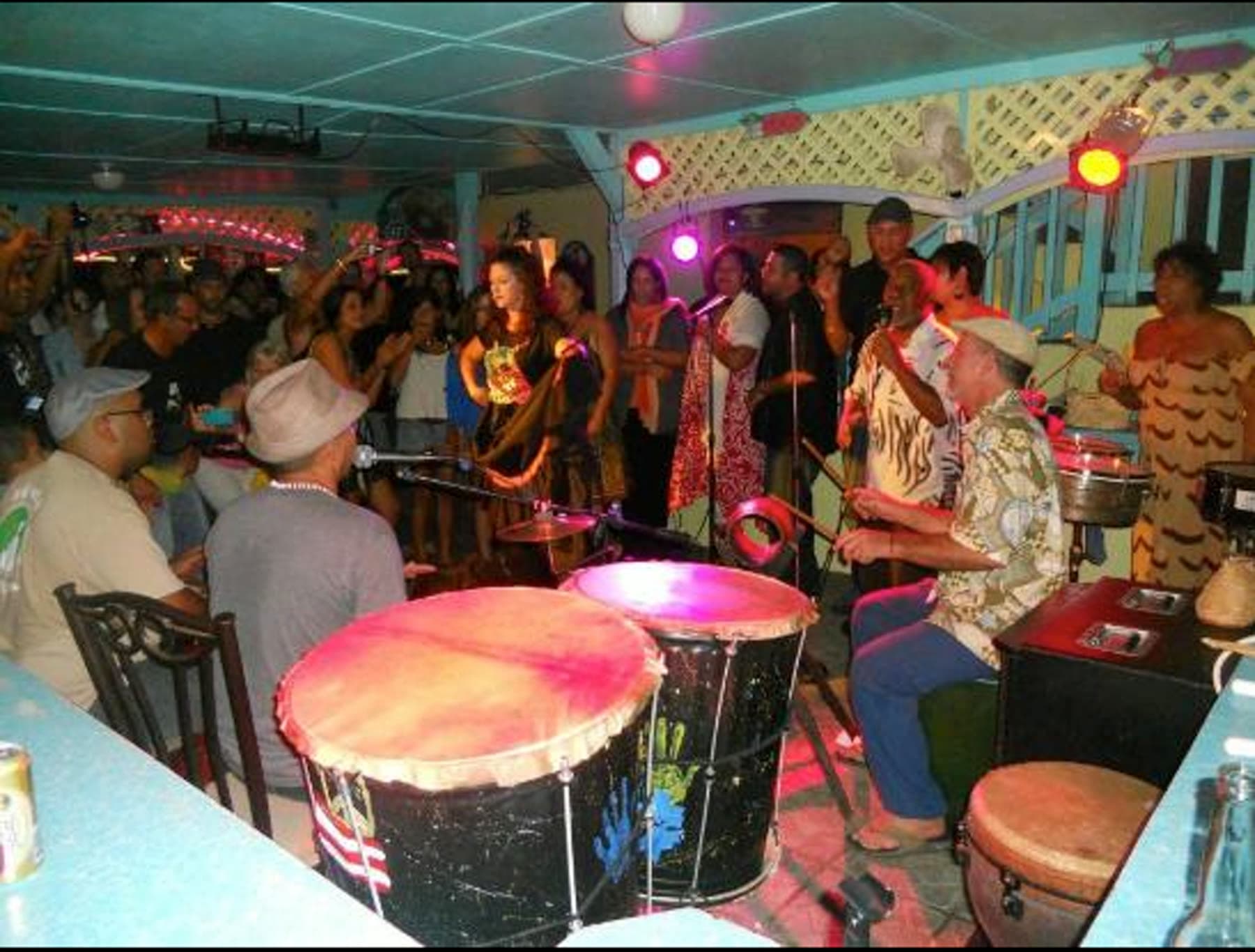 Música en vivo frente al público en Caddy's Calypso