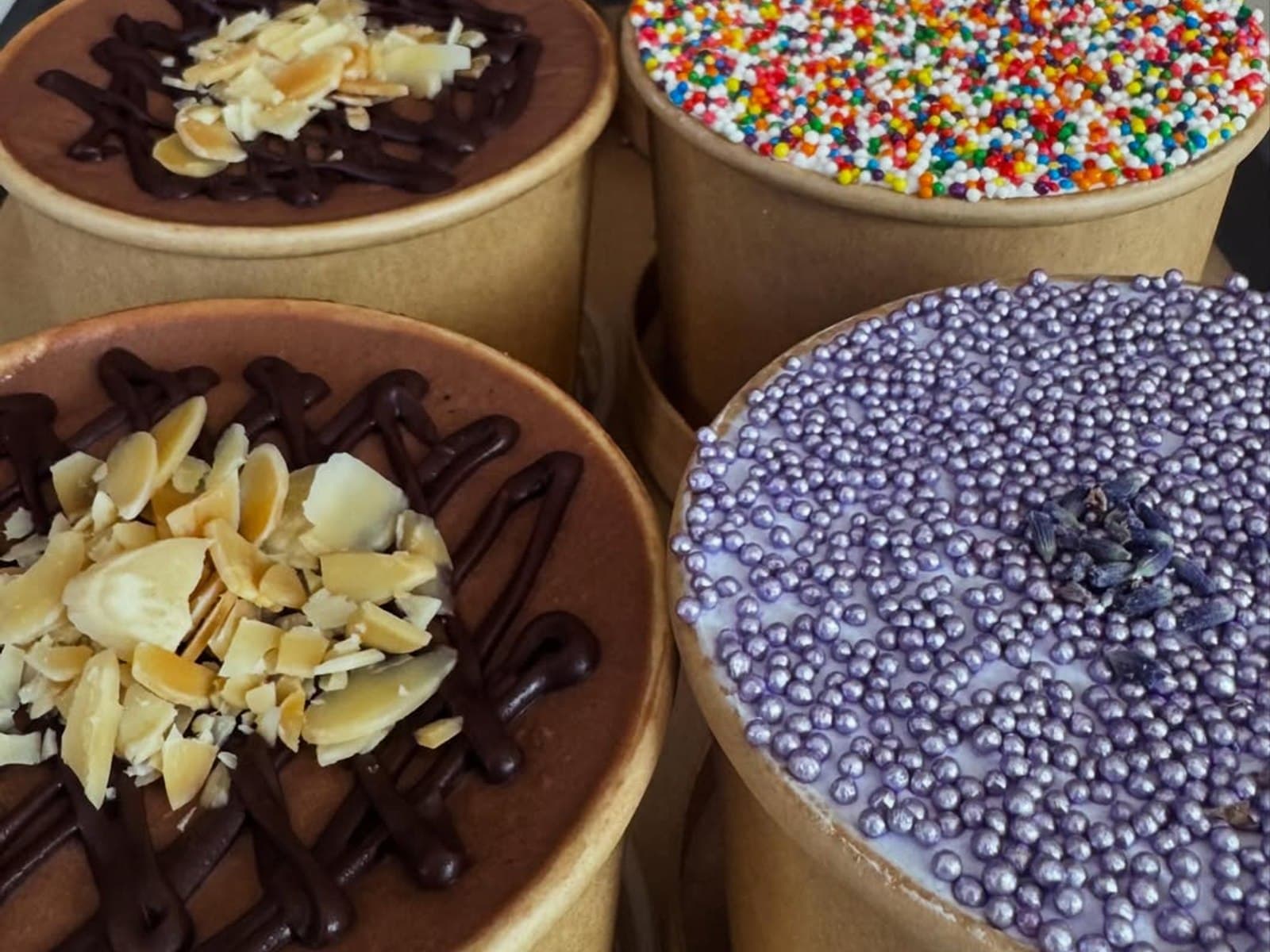 Desayuno y repostería en Café 413 frente a la plaza