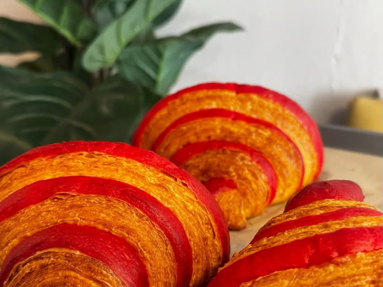 Croissants laminados con relleno de fresa en Café 413