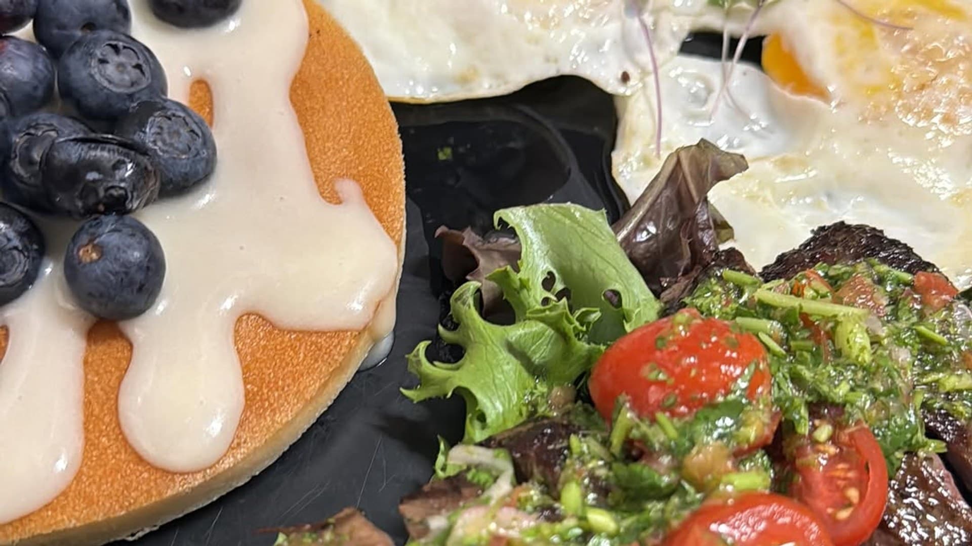Mesa de desayuno y café en Café 413, frente a la plaza de Rincón