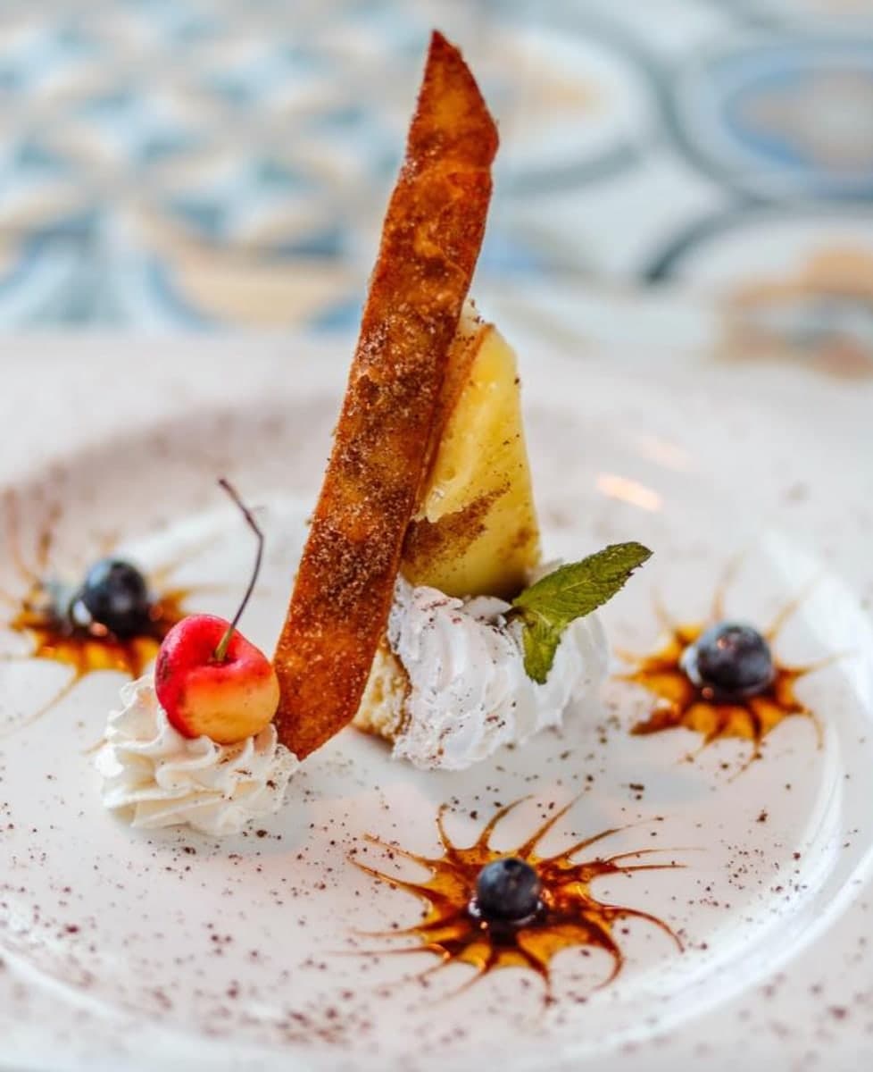 Postre con helado, frutas y teja crujiente en Capriccio