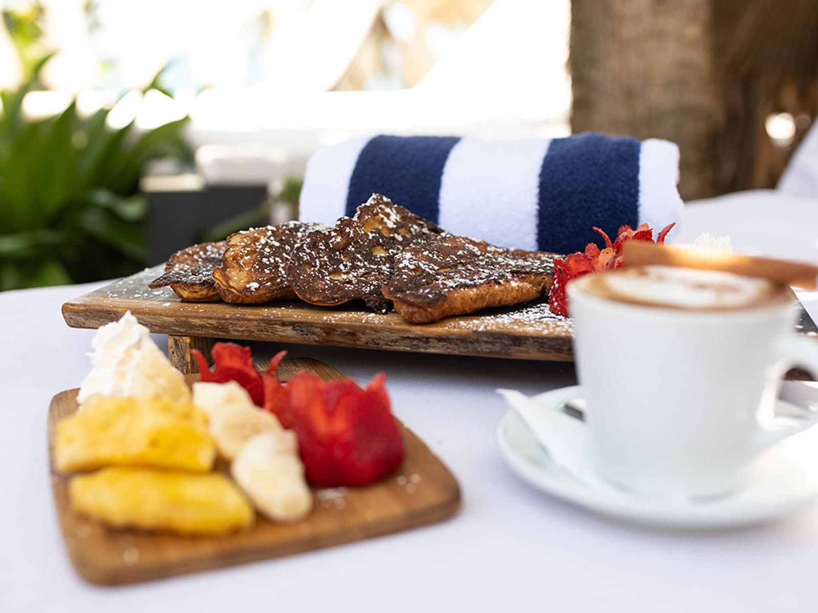 Tostadas francesas, frutas, churrasco y café en Casa Isleña