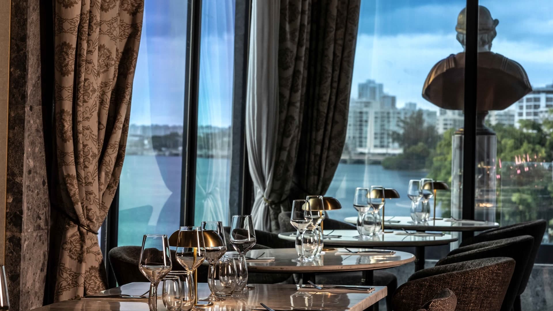 C’est La Vie Lounge Bar