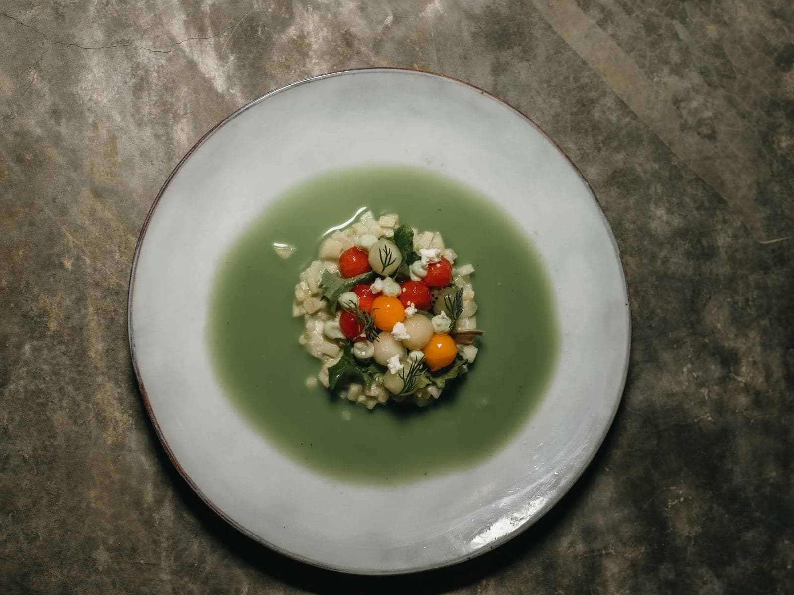 Plato del huerto con vegetales frescos en Chef's Garden