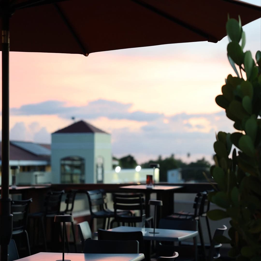 Atardecer visto desde las mesas del rooftop de El Atiko