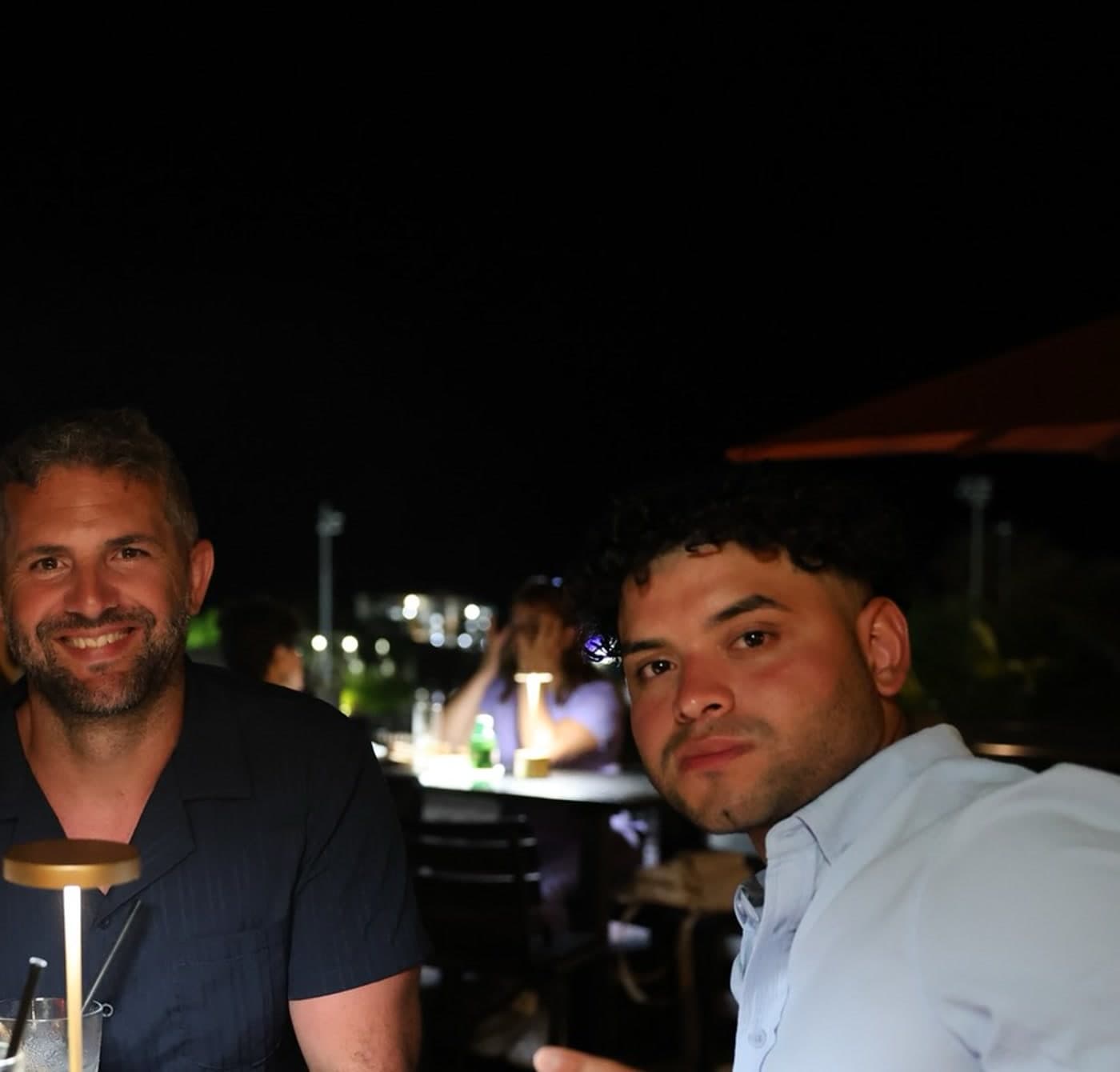 Cena entre amigos en el rooftop de El Atiko