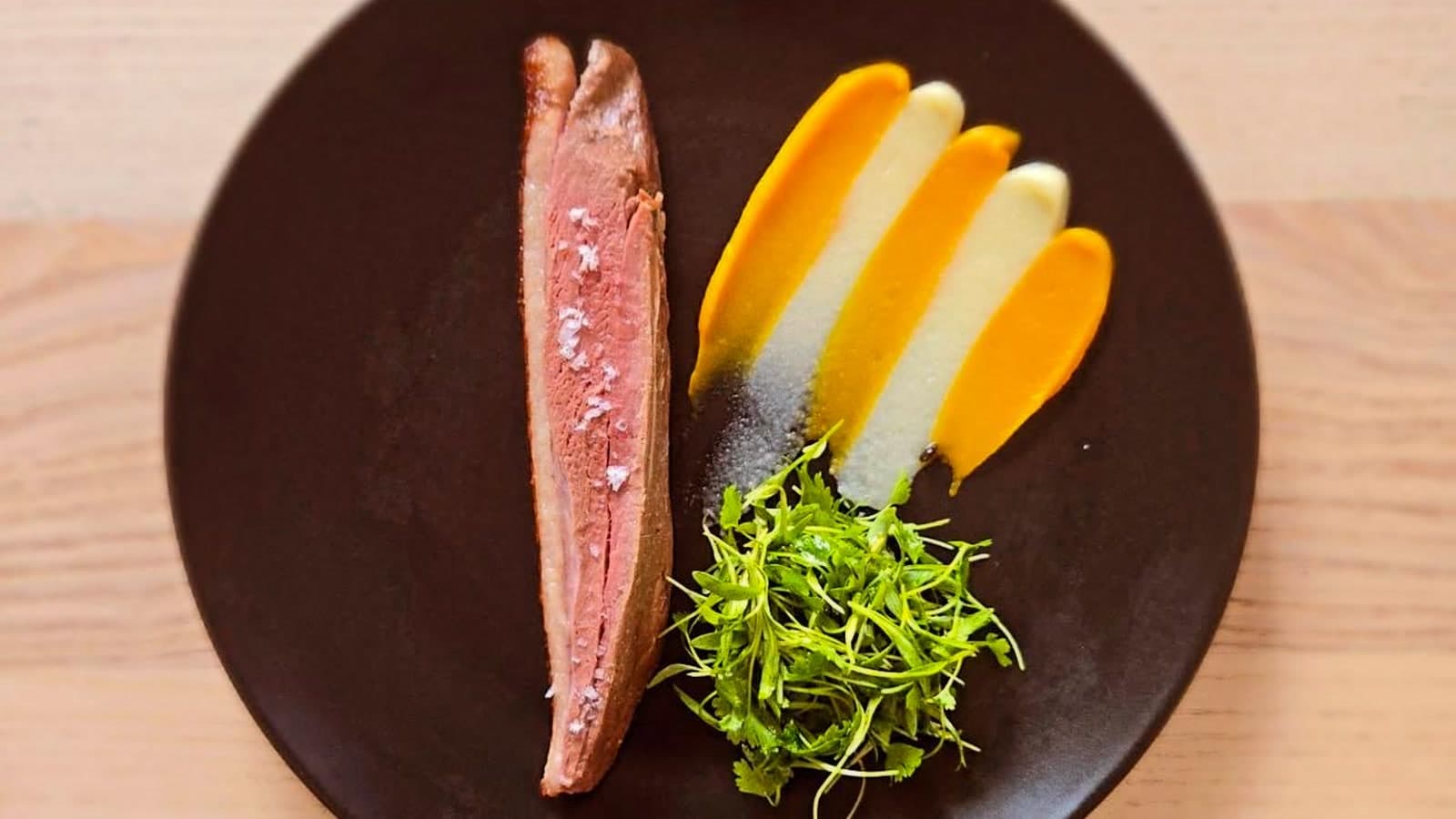 Plato de cocina contemporánea servido en Estela Restaurant, Rincón