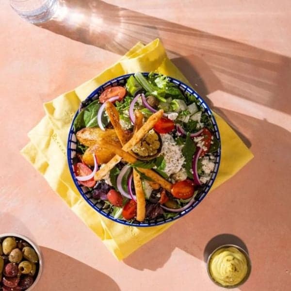 Ensalada mediterránea con vegetales frescos y queso en Gylro