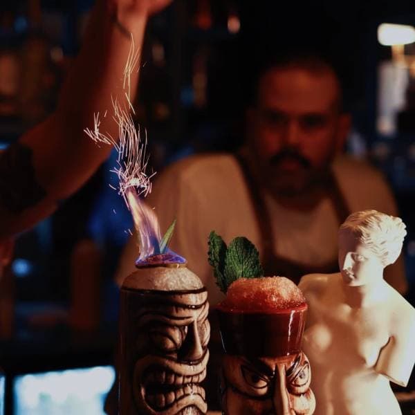 Cócteles tropicales de Gylro servidos en vasos tiki