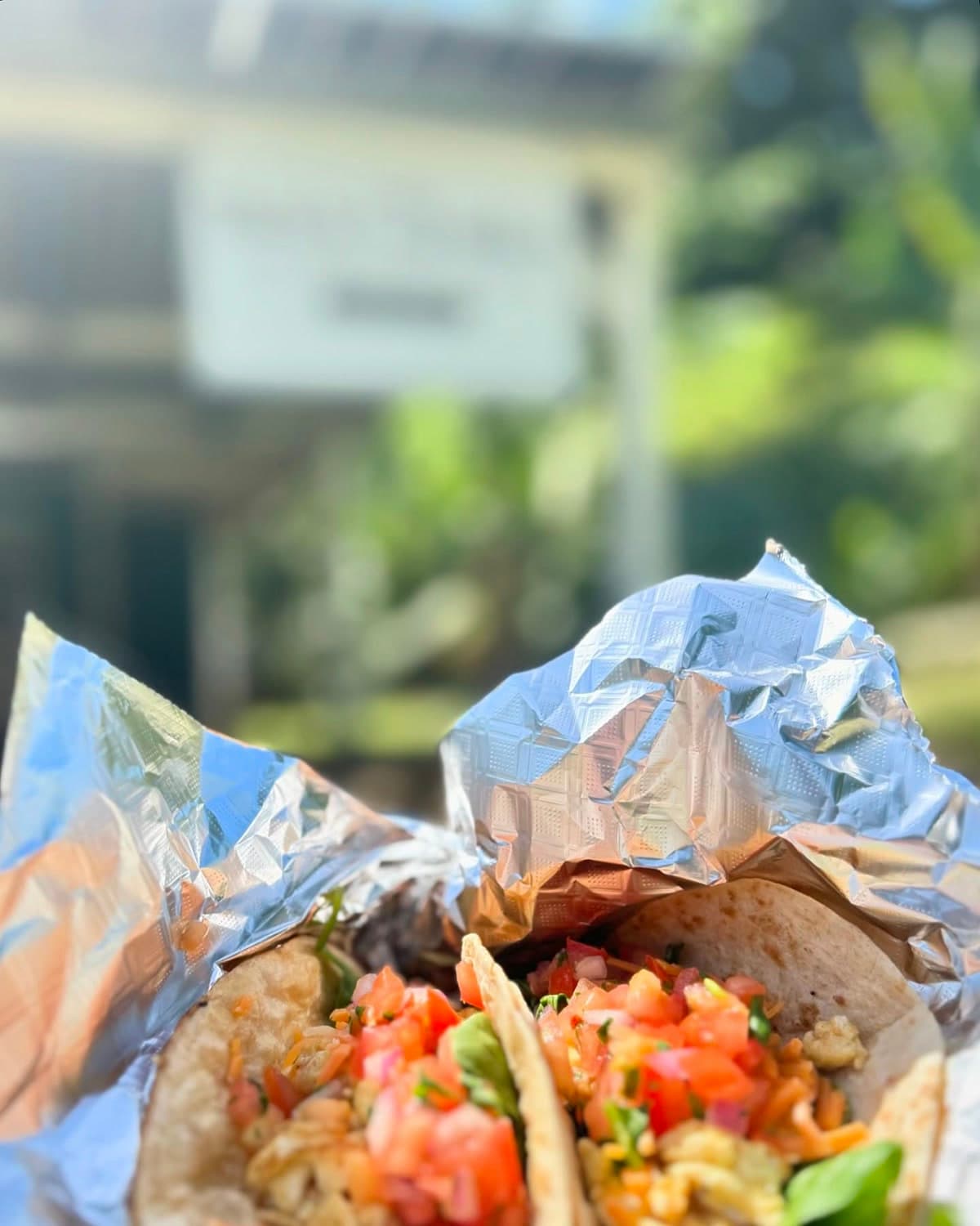 Tacos con vegetales frescos y pico de gallo en Jack's Shack