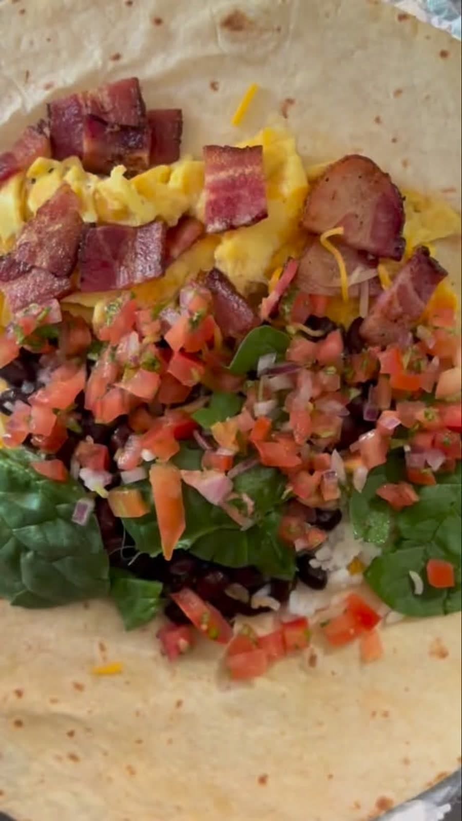 Burrito de desayuno con huevos, bacon, vegetales y pico de gallo en Jack's Shack