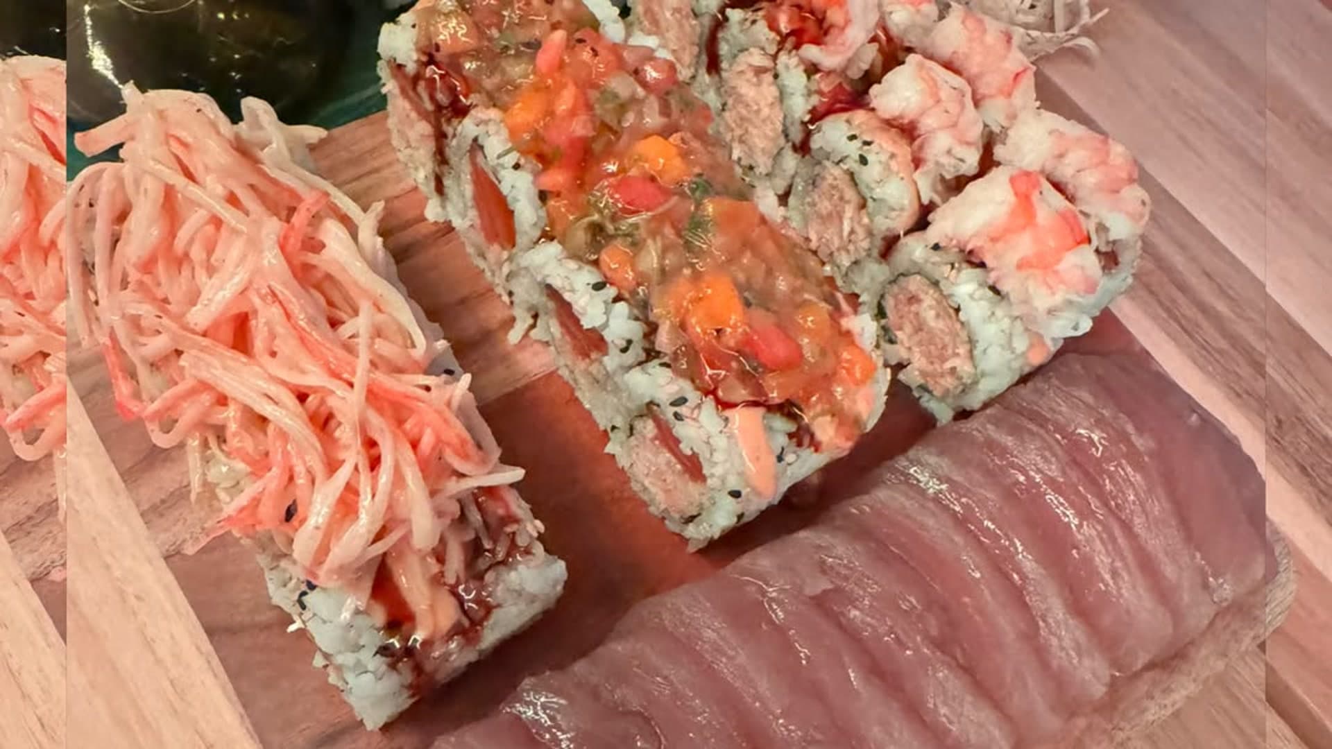 Selección de sushi creativo servida en San Juan