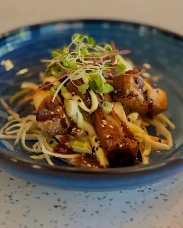 Tofu crujiente con vegetales y microgreens en La Cambija