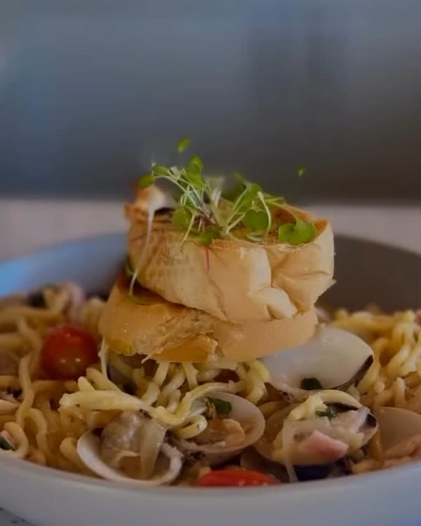 Pasta con mariscos y tomates servida en La Cambija