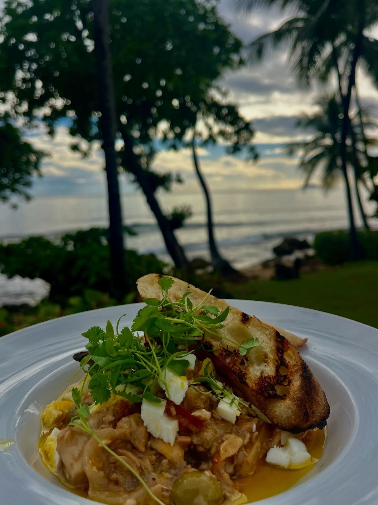 Mahi mahi ahumado con vegetales frente al mar en La Copa Llena