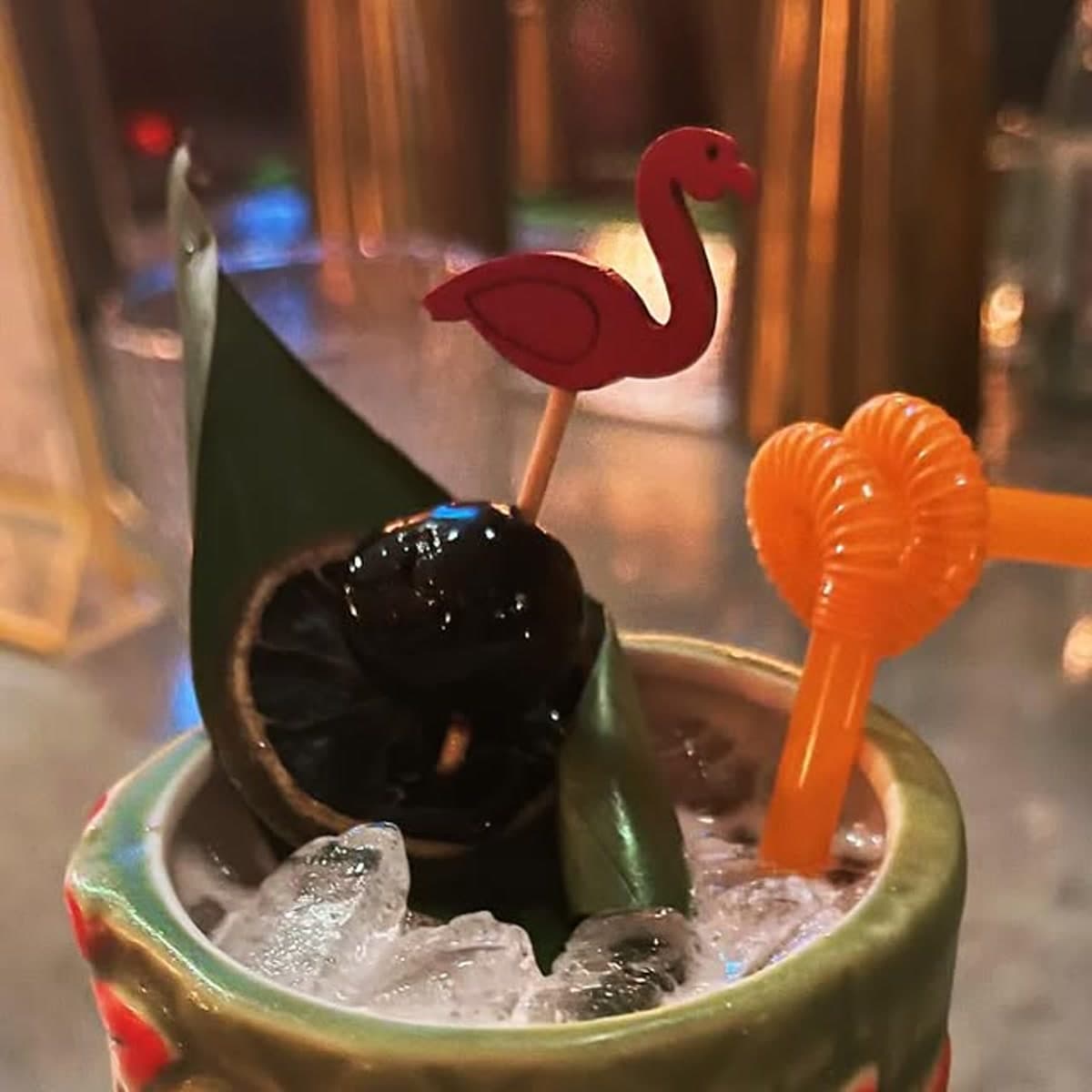 Cóctel tiki con lima servido en La Sirena