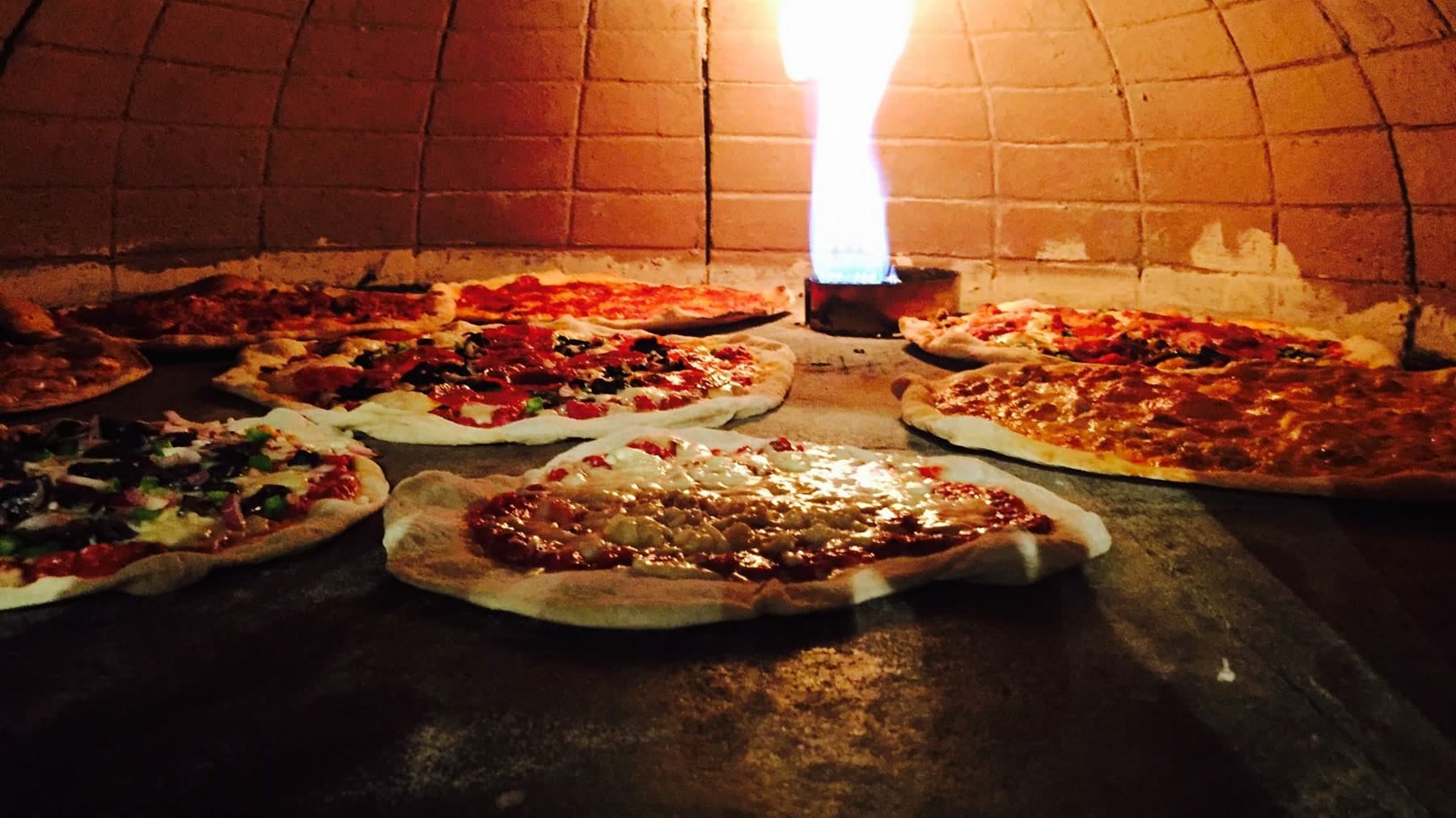 Pizza artesanal servida en Mi Familias Pizzeria, Rincón