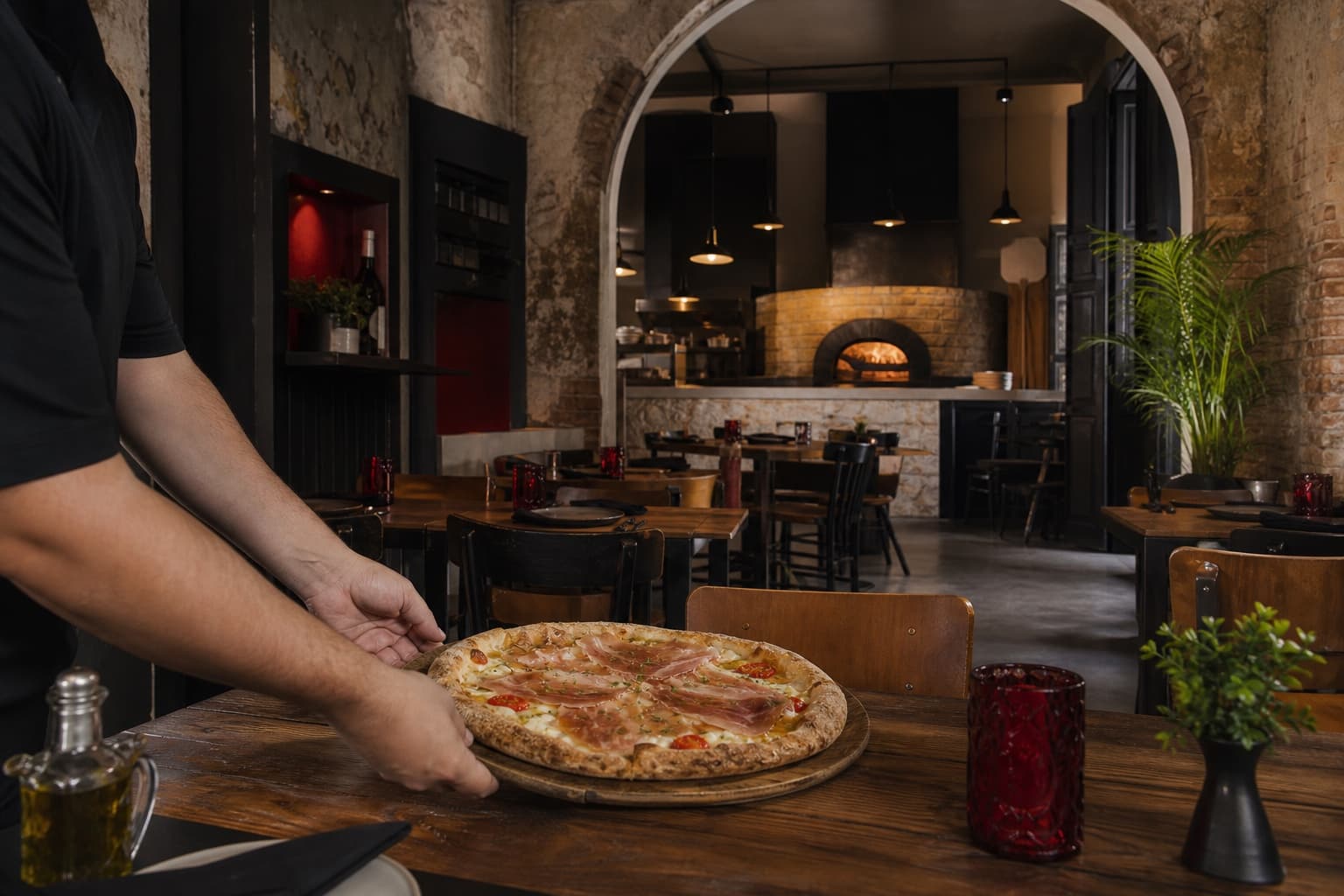 Pizza rústica servida en un comedor del Viejo San Juan