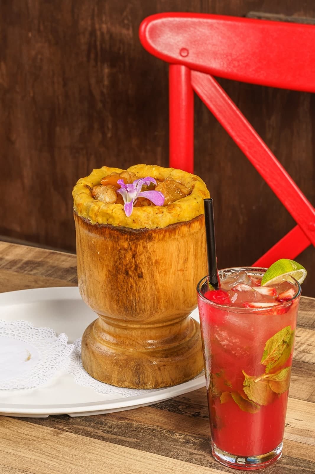 Mofongo relleno acompañado por un cóctel en Red Flamboyán