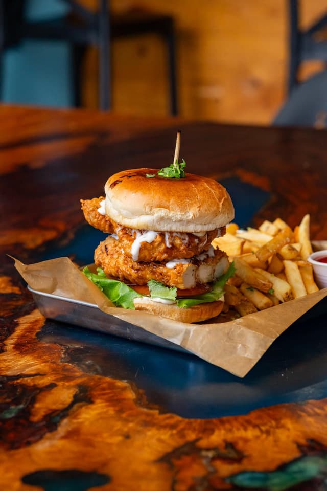 Hamburguesa con papas fritas en Rincón Beer Company