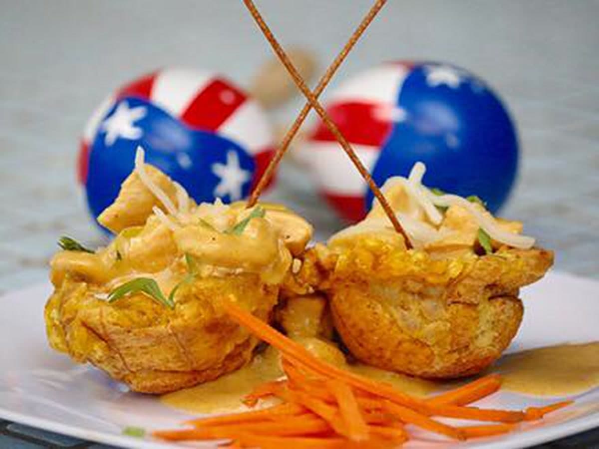 Bocados de plátano rellenos presentados en Rincón Boricua