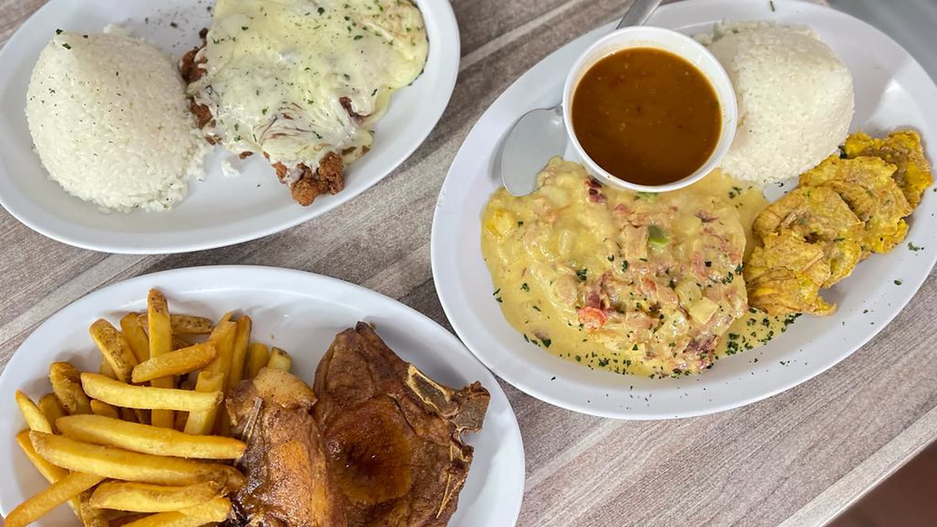 Platos de cocina puertorriqueña servidos en Rincón Boricua