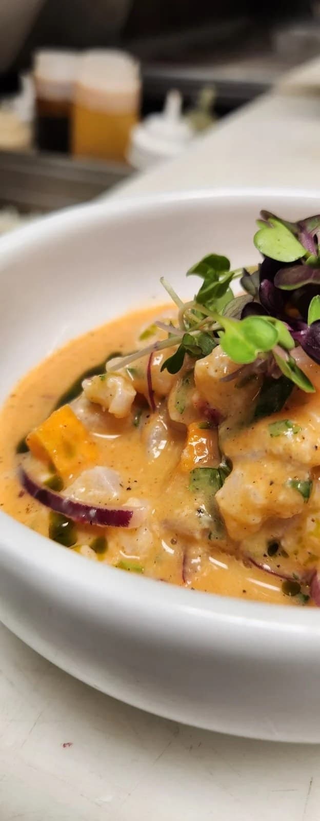 Camarones en salsa cremosa con microgreens en The Beach House
