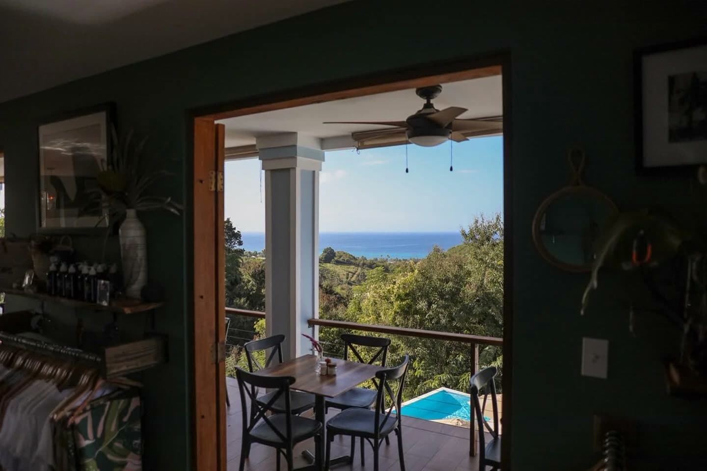 Vista al mar desde The English Rose en Piña Hill