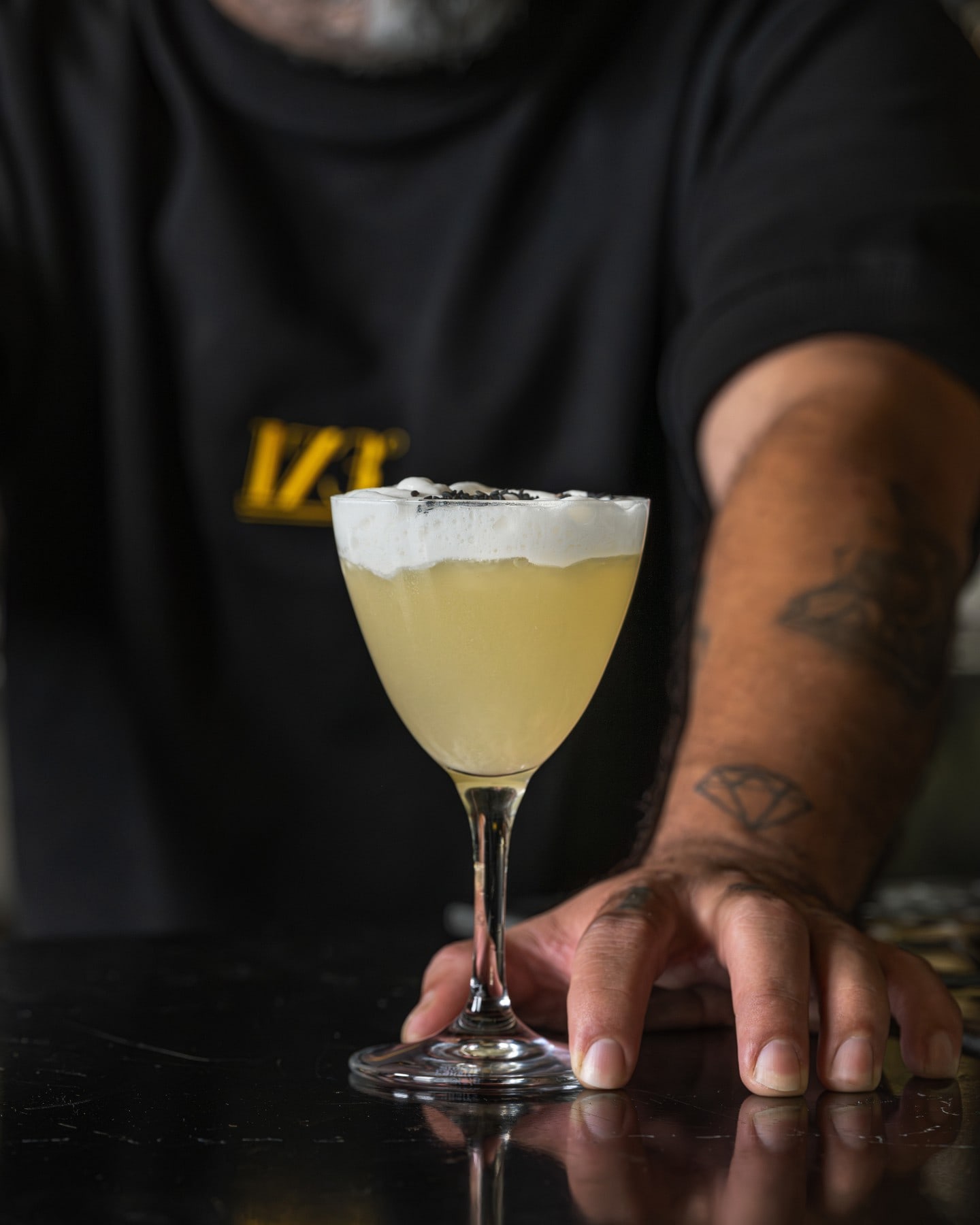 Coctel cítrico servido por el equipo de 173 grados en Miramar