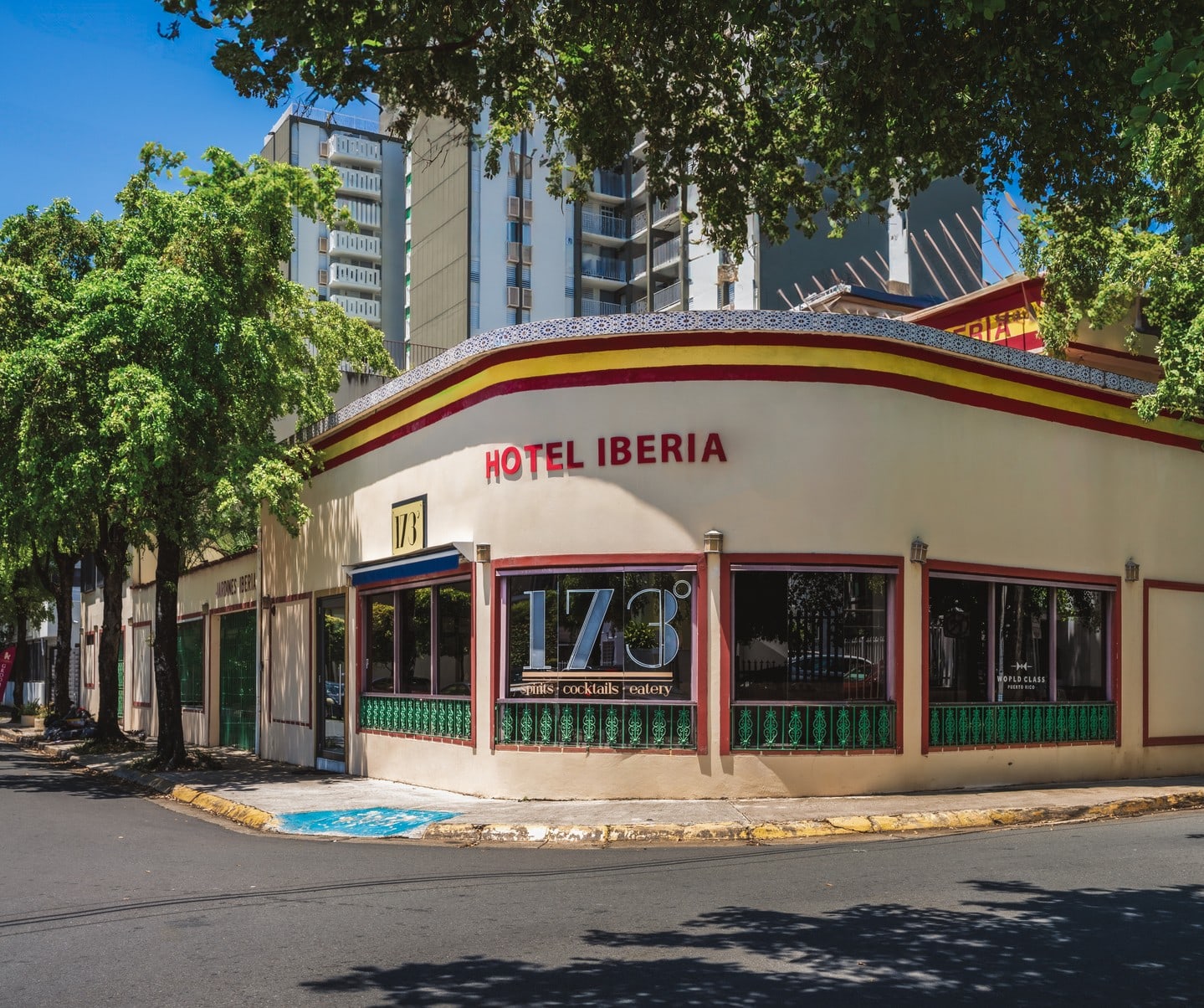 Exterior de 173 grados en la esquina de la calle Wilson