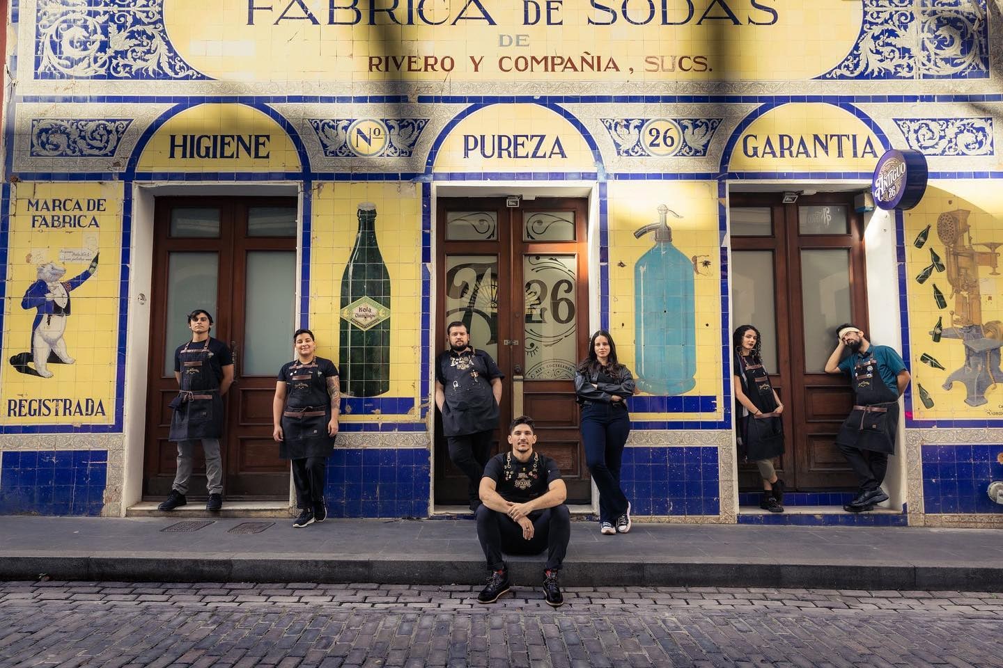 Equipo de Antiguo 26 frente a la casona de la calle Tetuán