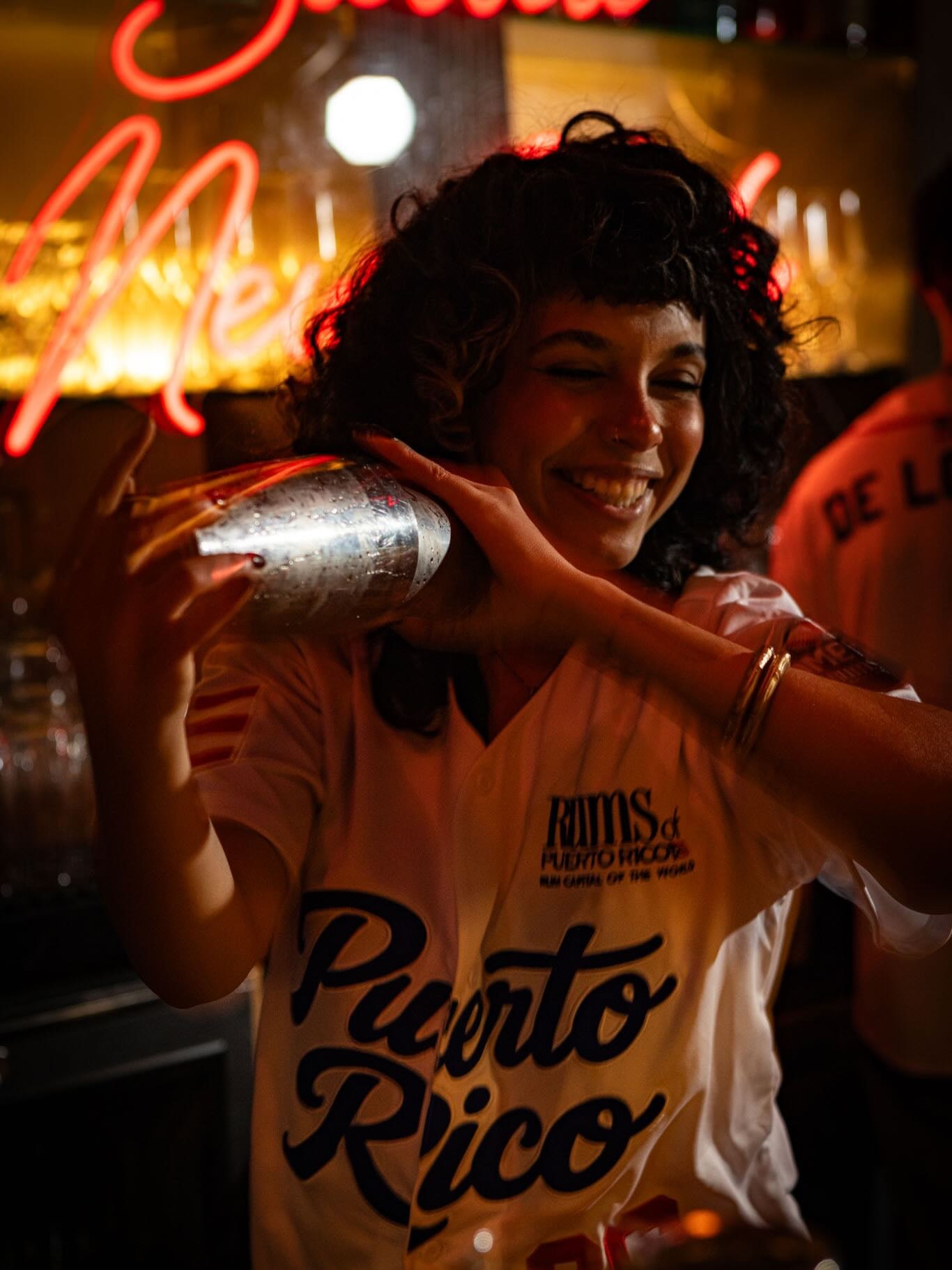 Bartender de Antiguo 26 preparando una ronda de cocteles
