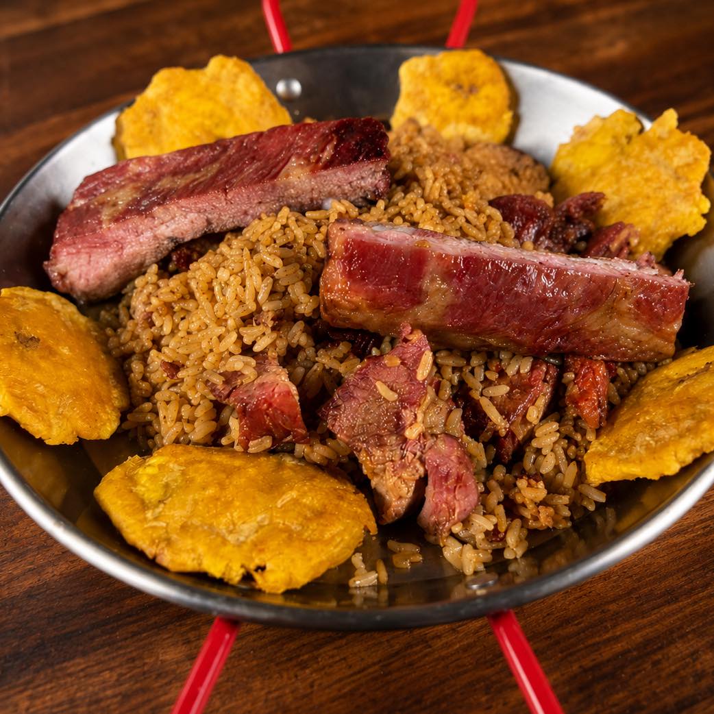Tres carnes ahumadas se encuentran en una sola paella