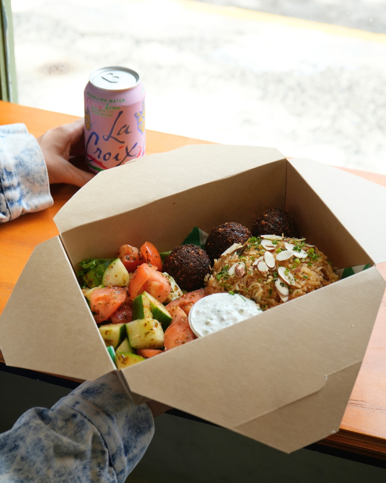 Falafel, arroz pilaf y ensalada griega en una sola caja