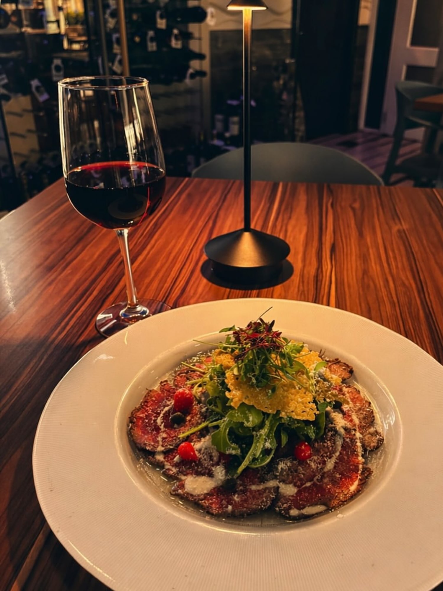 Carpaccio de res con capas de sabor italiano