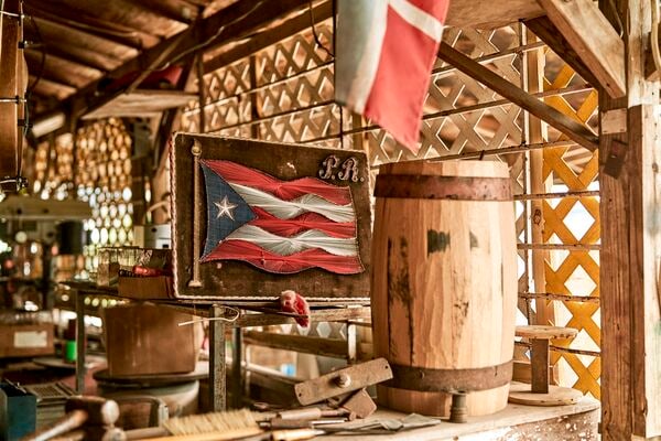 Visitantes dentro de un taller de ron en Casa Bacardí