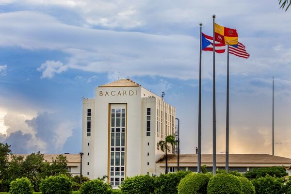 Edificio principal de Casa Bacardí en Cataño