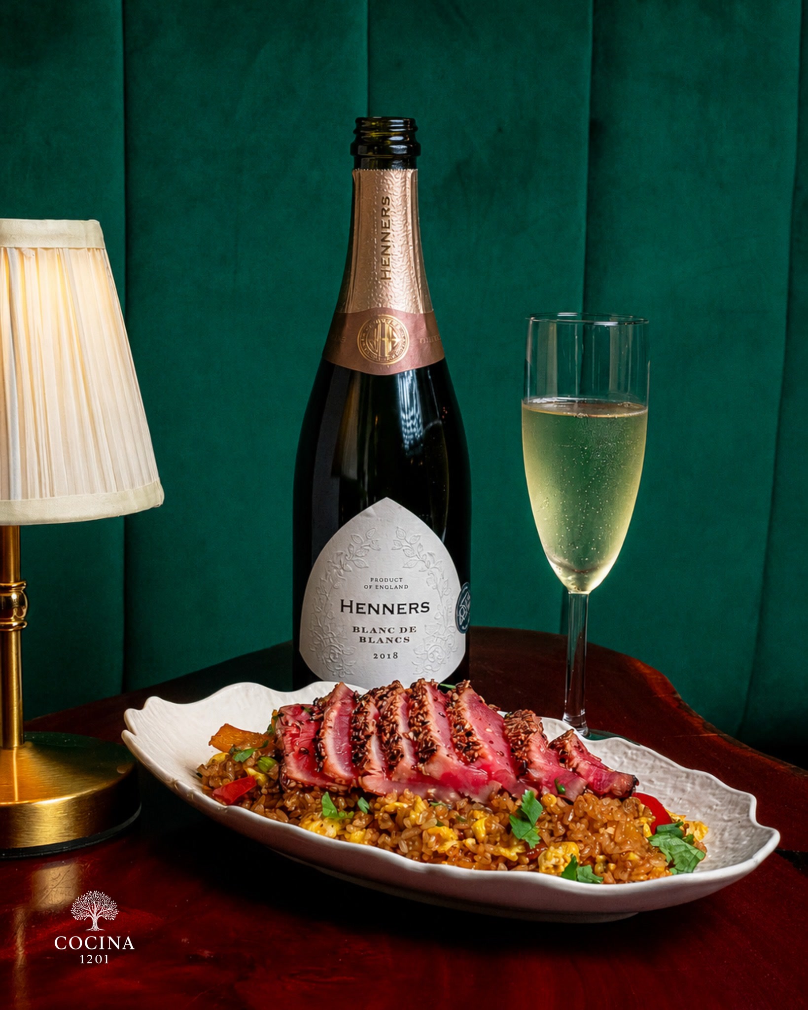 Tuna steak, arroz frito y Blanc de Blancs