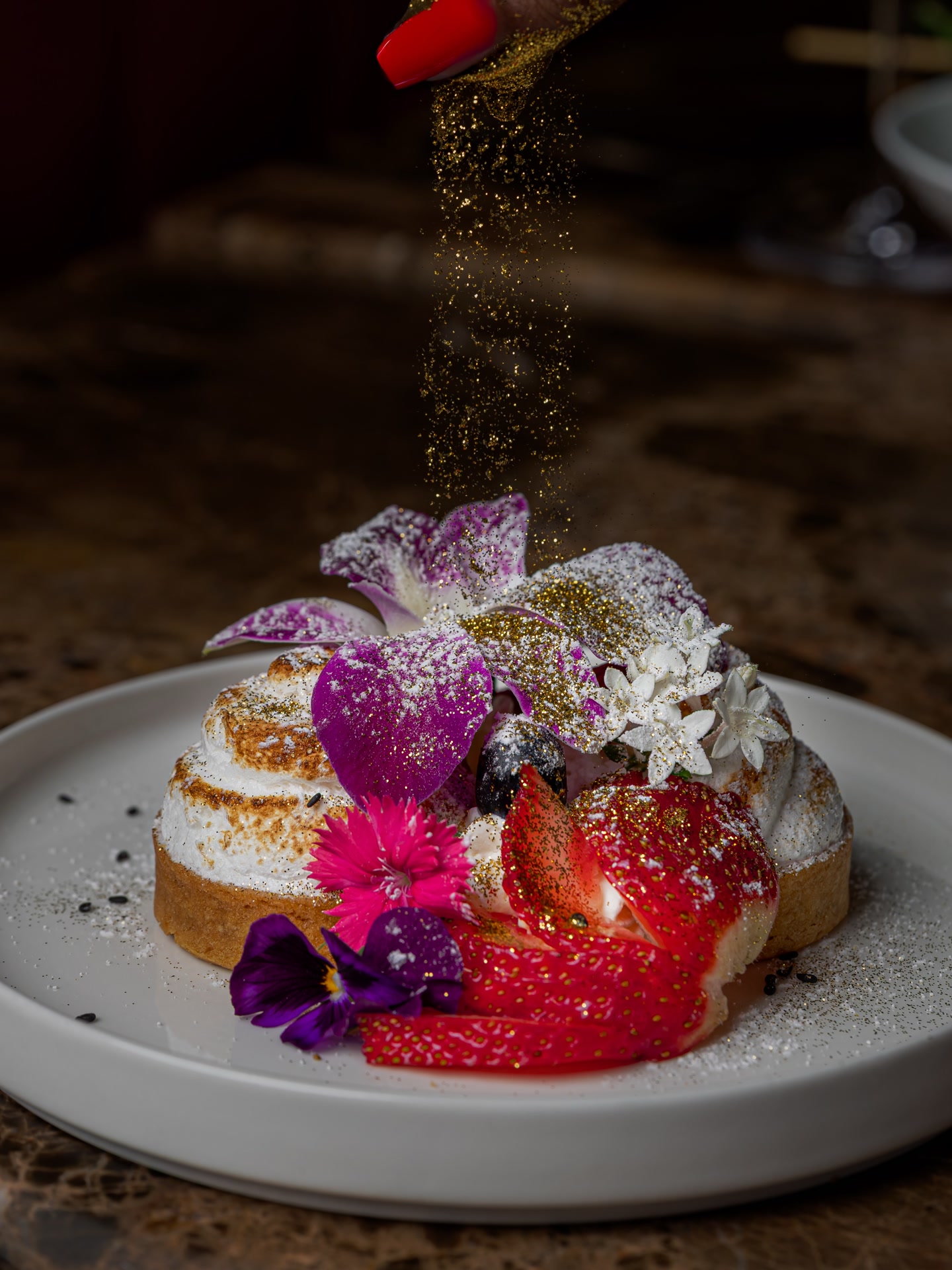 Merengue, fresas y flores para cerrar la cena