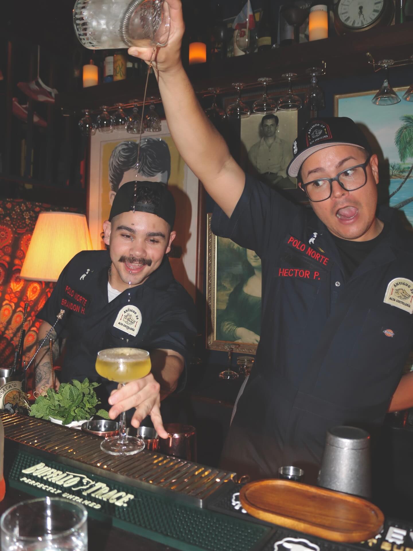 Equipo de barra de El Cubujón durante el servicio nocturno