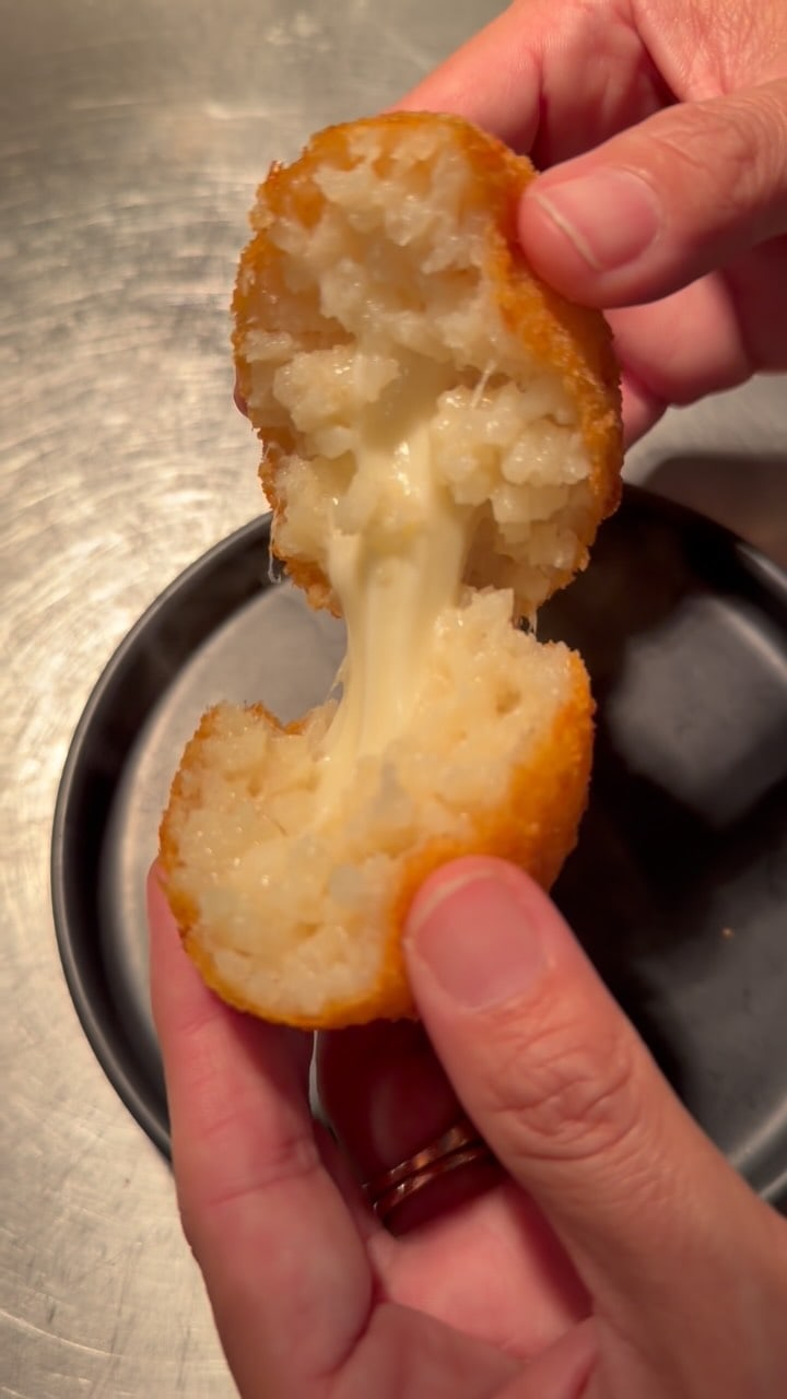 Croquetas doradas servidas con salsa en El Rastro