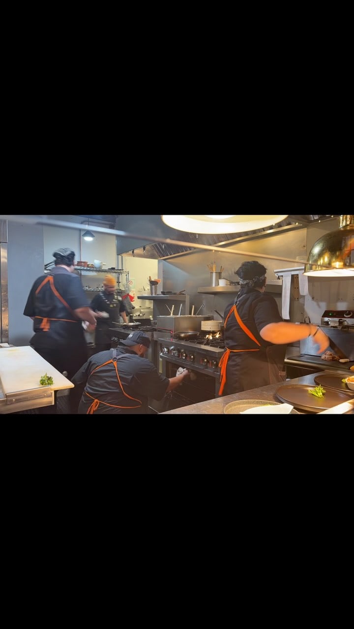Equipo de cocina de El Rastro trabajando durante el servicio