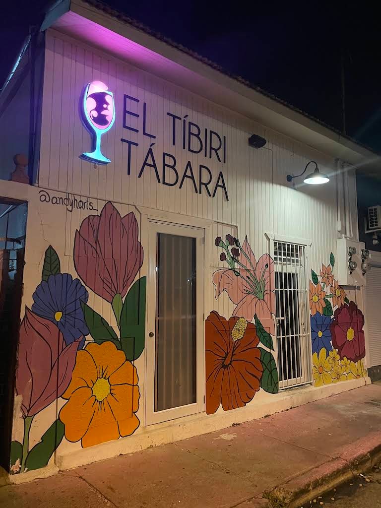 Fachada colorida de El Tíbiri Tábara en Mayagüez