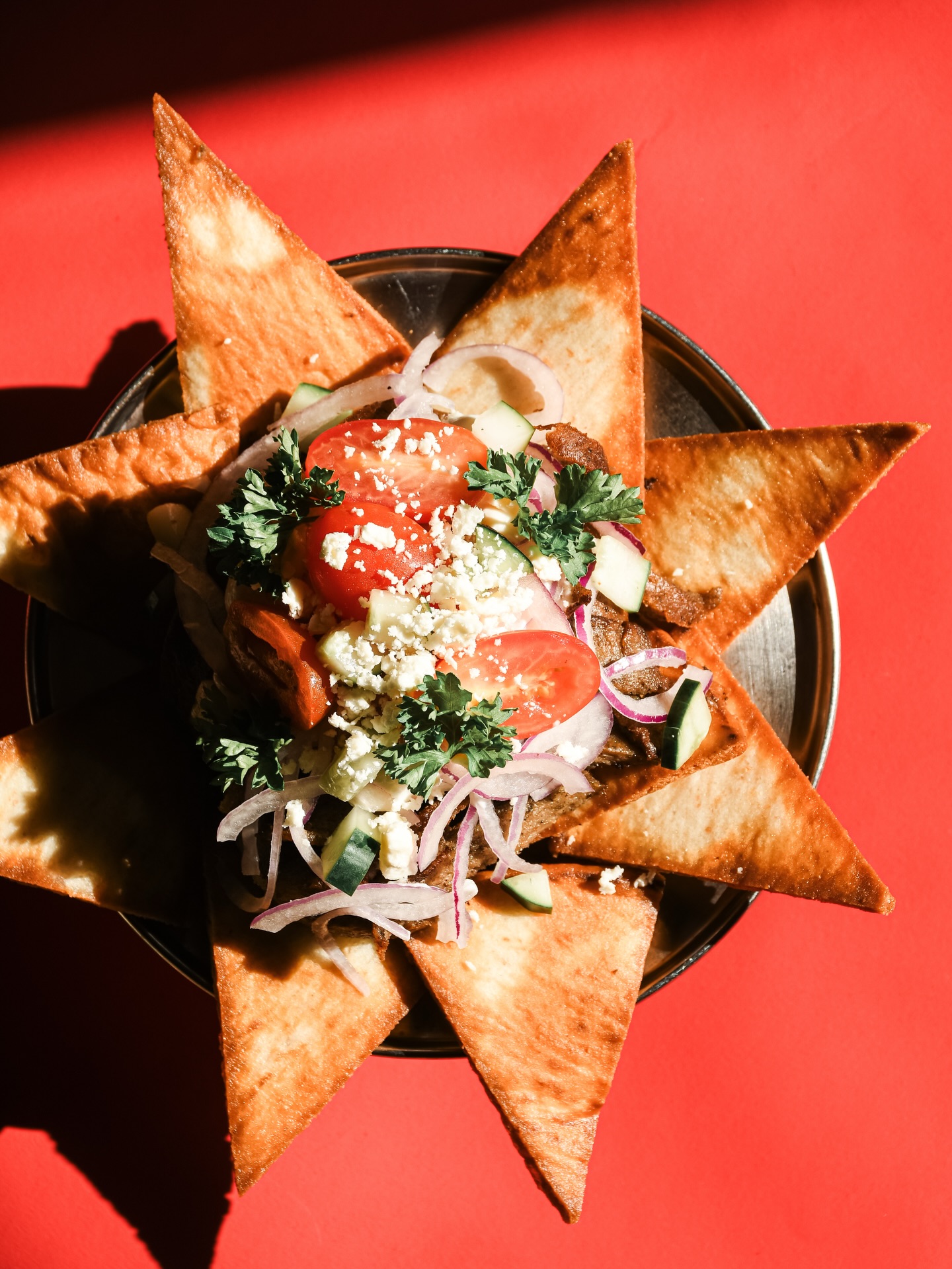 Pita nachos para compartir alrededor de la mesa