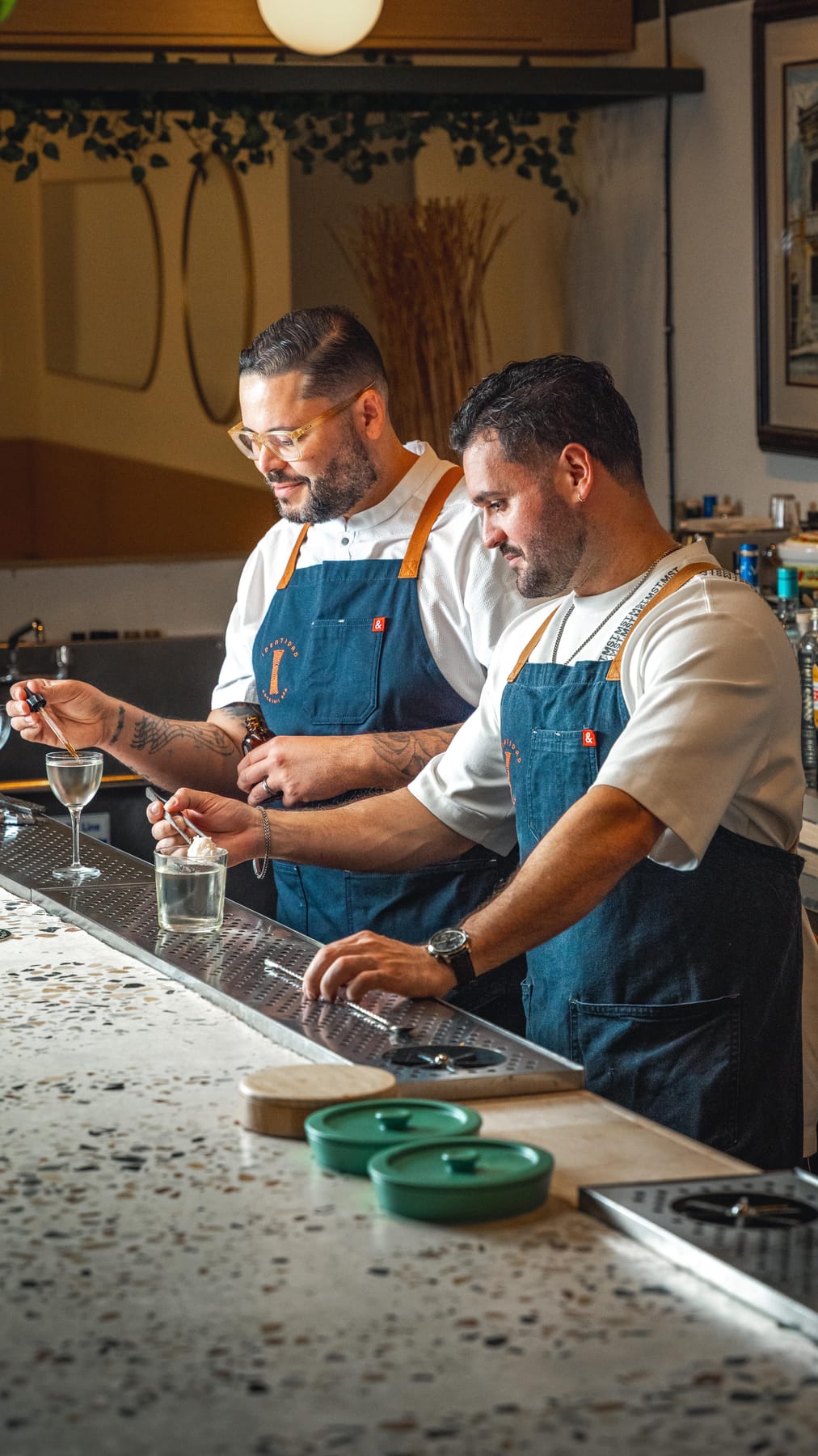 Bartenders de Identidad trabajando detrás de la barra