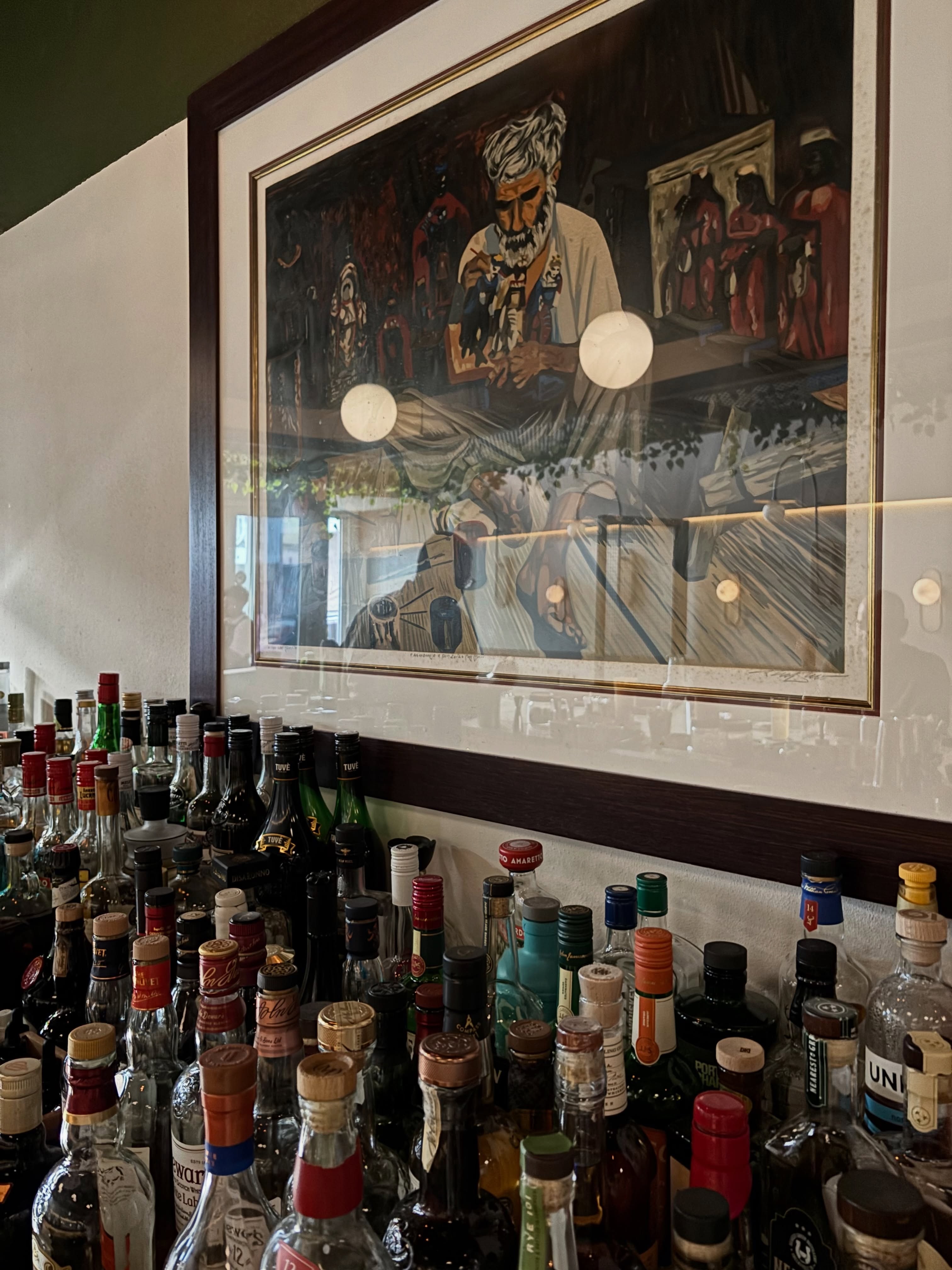 Barra de Identidad con botellas, arte y cristalería